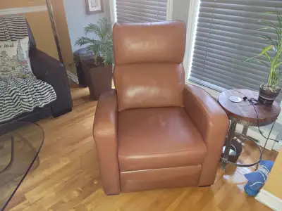 Chaise inclinable en cuir (compagnie québécoise - Meubles Via), View more