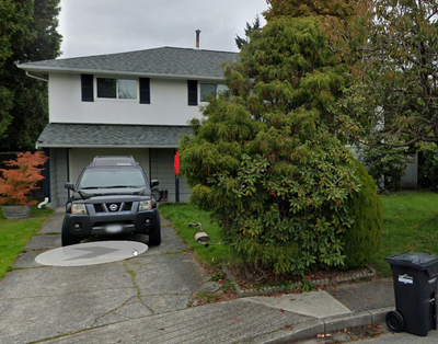 Large 2 storey house that is separated into upper floor and ground floor. Either floor has its own k...