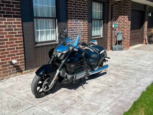 2014 Honda Valkyrie in Street, Cruisers & Choppers in Markham / York Region - Image 5