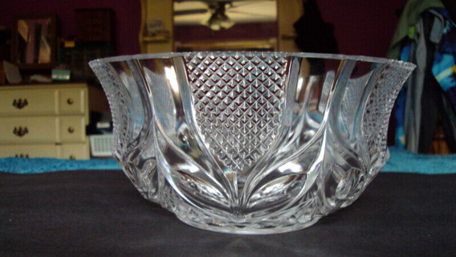 VINTAGE LEAD CRYSTAL SAWTOOTH EDGE BOWL in Arts & Collectibles in Mississauga / Peel Region