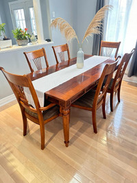 Wood dinning table & 6 chairs Excelente conditions