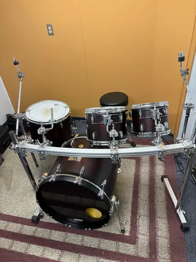 Gretsch USA custom in a satin finish with the famous 6 ply maple gum shells with silver sealer. Kit...