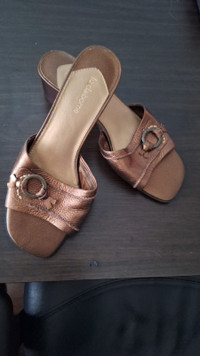Brand New Liz Claiborne brown heeled slides, size 7