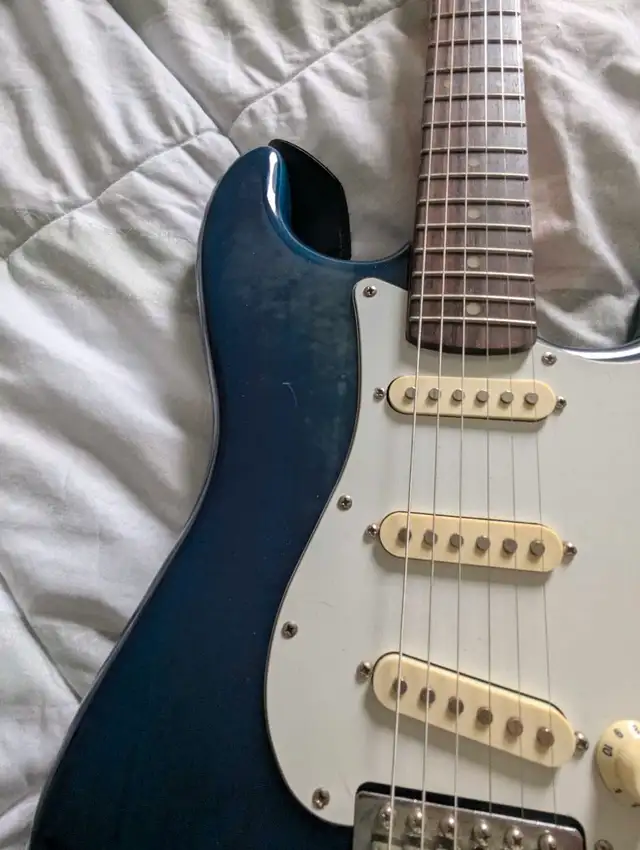 Jay Turser Stratocaster with strap62864362942083121
