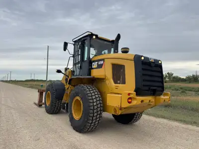 Fusion hydraulic coupler, four speed transmission, ride control, brand new 20.5 x 25 winter tires, U...