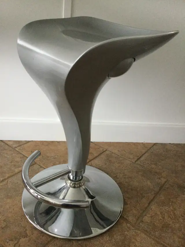 Chrome/Acrylic Contemporary  Bar Stools - Set Of 3 in Chairs & Recliners in Penticton - Image 4