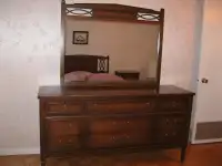 Tête de lit queen et grand miroir en bois