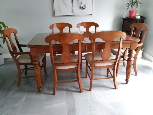 Beau set de cuisine en merisier AVEC VITRE (6 chaises) dans Mobilier de salle à manger et cuisine  à Granby