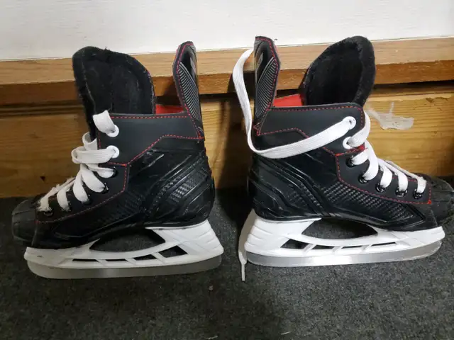 Bauer N5 Kids Hockey Skates Y12 in Skates & Blades in City of Montréal - Image 4