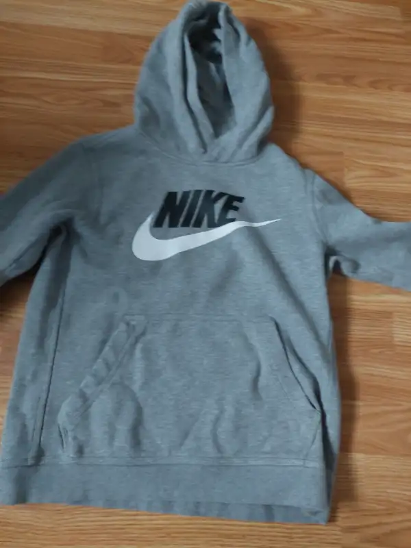 Nike grey hoodie youth medium in Men's in Cole Harbour - Image 3