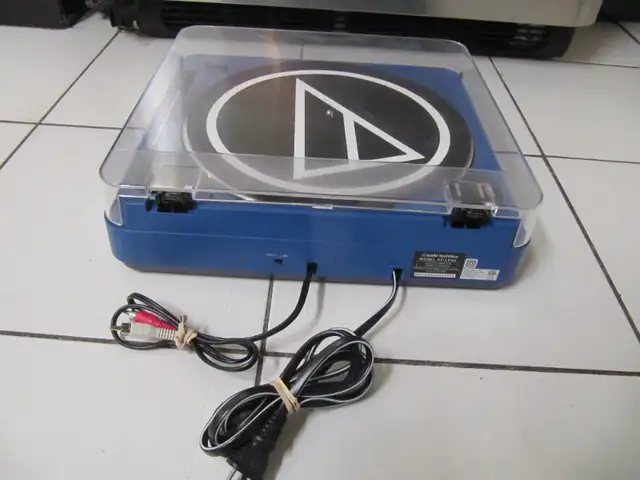 Audio Technica Model AT-LP60 Stereo Turntable Like New Condition in Arts & Collectibles in Mississauga / Peel Region - Image 9
