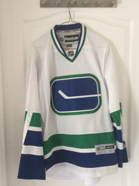 Canucks jersey size small 