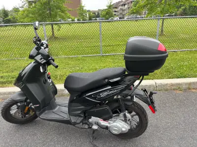Piagio 2020 - Typhon 4500km Moteur upgradé Batterie neuve Coffre arrière Support à cellulaire Housse...