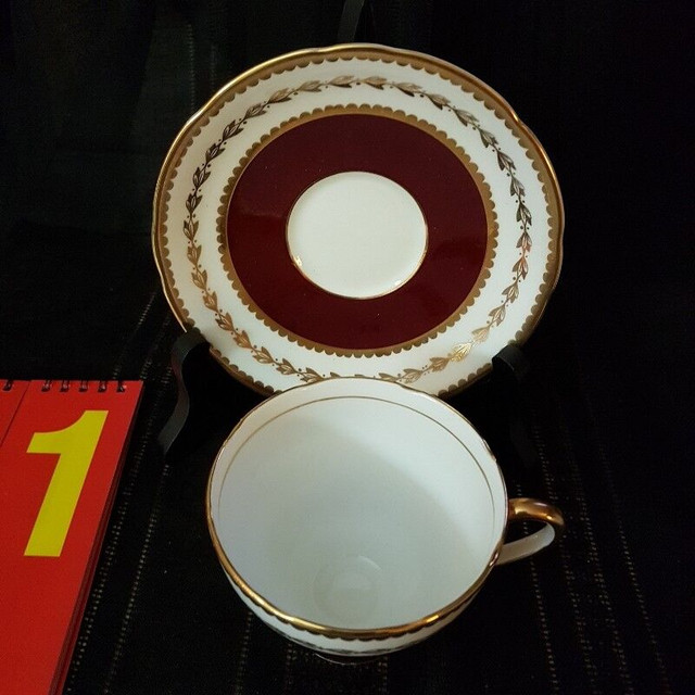 Vintage Salisbury Crown Teacup and Saucer dans Art et objets de collection  à Ville de Montréal - Image 2