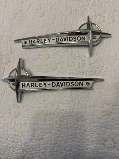 Ces deux emblèmes originaux pour réservoir Harley-Davidson arborent un design classique chromé avec...