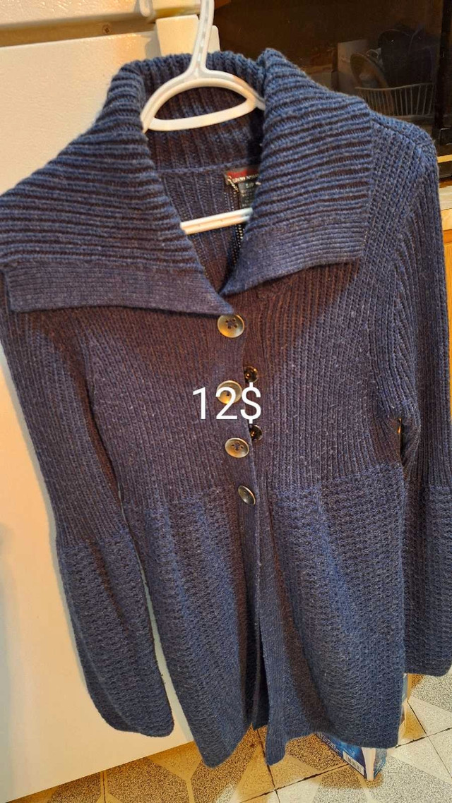 Veste grande pour femme g: small 10$ couleur bleu foncé ou noir dans Femmes - Hauts et vêtements d'extérieur  à Ville de Montréal