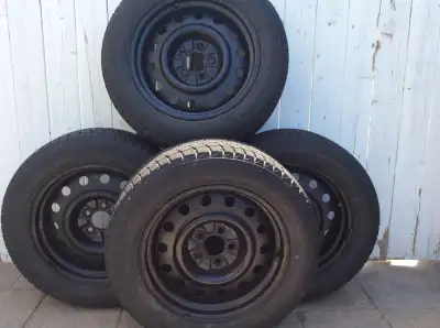 4 pneu sur Jantes Marque Yokohama ice Guard IG 20 21560R17 en parfaite condition .Balancer prêt à in...