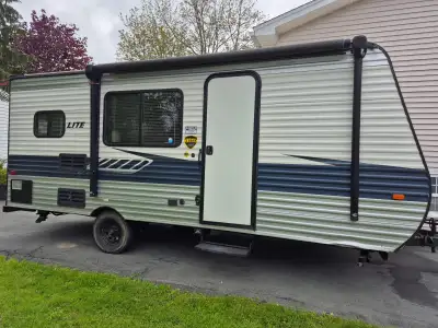2020 Zinger Lite. 21' Travel trailer that sleeps 4 Stored inside every winter. Air conditioning and...