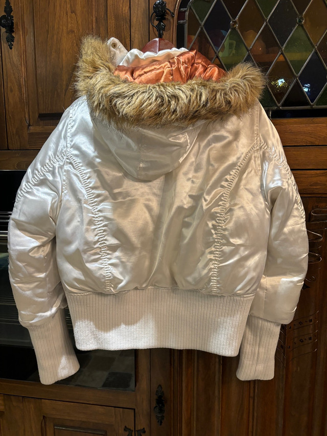 Woman’s Winter Puff Jacket with Hood dans Femmes - Hauts et vêtements d'extérieur  à Ville de Montréal - Image 3
