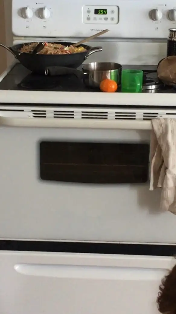 30” Glass smooth top white Frigidaire stove oven in Stoves, Ovens & Ranges in City of Toronto - Image 2