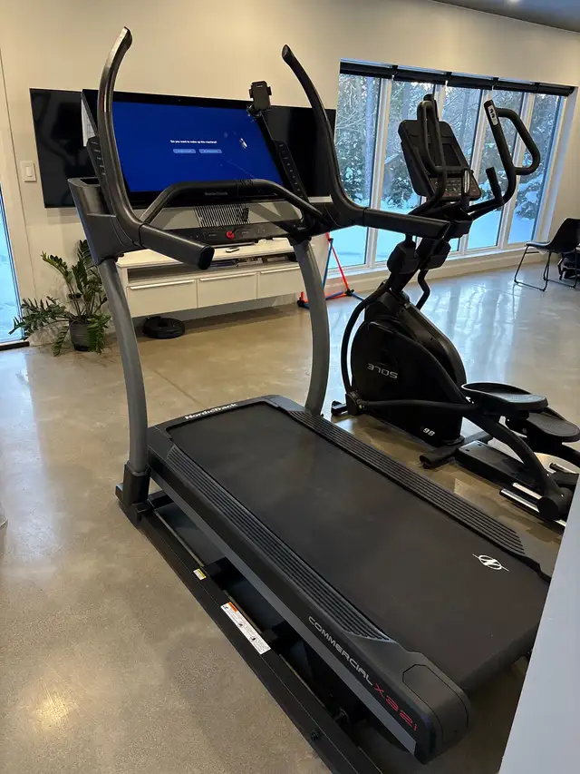 Nordic Track x32i Commercial Treadmill in Exercise Equipment in Kitchener / Waterloo - Image 2