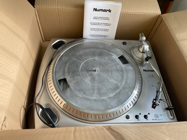Numark DJ turntable and record player425225565819392002