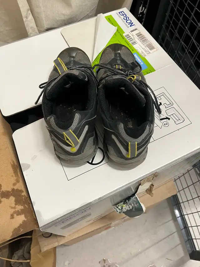 Hi-Tec Hiking Shoes - Size 9 in Men's Shoes in City of Toronto - Image 6