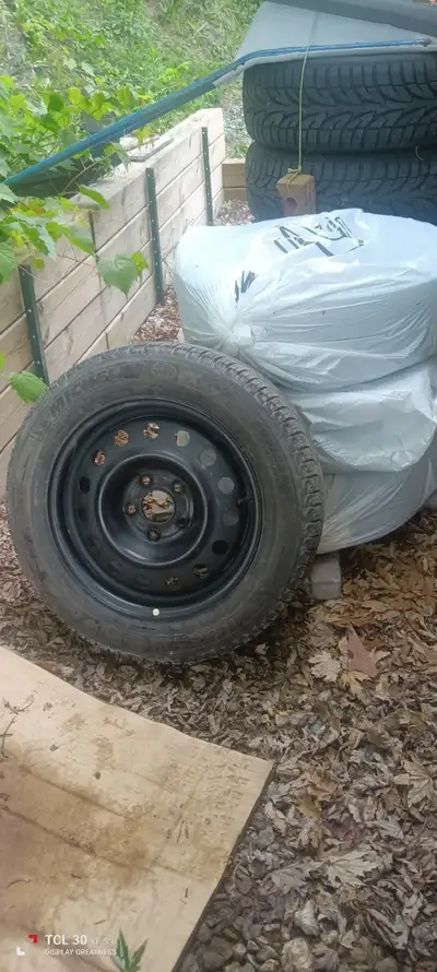 4 pneus d hiver, avec Rims. 205/60/R16. Etais sur un KIA Niro 2019. hybrid (PHEV) Environ 4 hivers d...