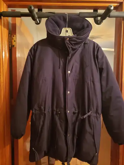 Manteau d'hiver KANUK unisexe à vendre Prix: 400$ Couleur: noir Modèle: Patrouilleur Grandeur: TP (a...