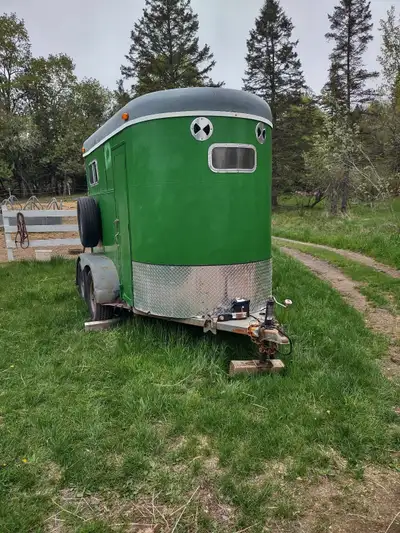 1978 Cavalier Horse trailer 2H straight load with ramp Trailer is in excellent condition, in the las...