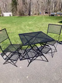 Table carrée avec 2 chaises 