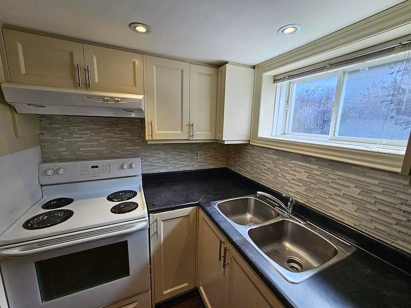 *{LOWER LEVEL-SPACIOUS+STUNNING 2bdrs@Keele St/HYW 401}* 4