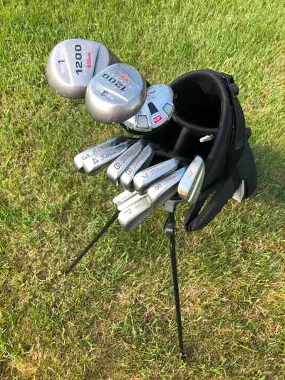 12 Golf clubs Right hands Wilson, Titleist, Odyssey, Macgregor, View more