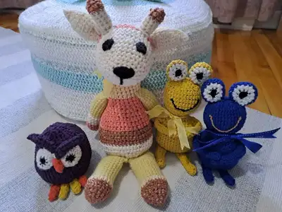 -Belle doudou de chaise ou pour bébé, neuf fait a la main au crochet . Couleur creme/ taupe/ fushia...