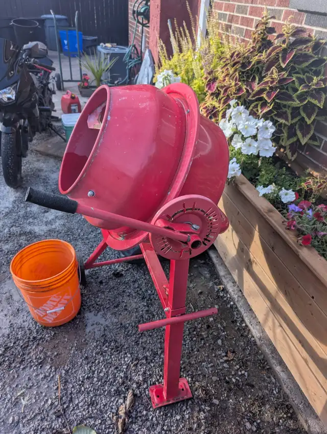 Concrete mixer in Other in St. Catharines - Image 6