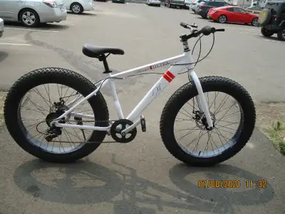 This is a Brand New Bike, Never ridden. Has disk brakes, Cartridge neck, as well as the Extra wide t...