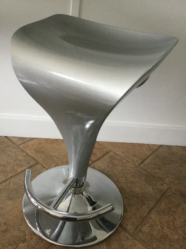 Chrome/Acrylic Contemporary  Bar Stools - Set Of 3 in Chairs & Recliners in Penticton - Image 7