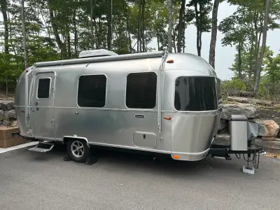Airstream Caravel 22FB 2023 en parfaite condition avec garantie transférable jusqu’en août 2026. Poi...