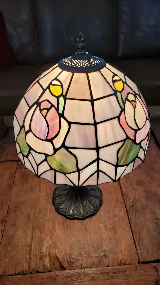 Tiffany Style Antique Stained Glass table Lamp in Arts & Collectibles in Calgary - Image 9
