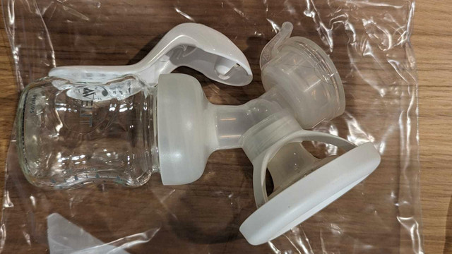 Phillips Avent Manual Breast pump in Feeding & High Chairs in Ottawa