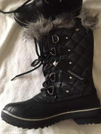 LADIES NEW SOREL WATERPROOF BOOTS FUR TRIM