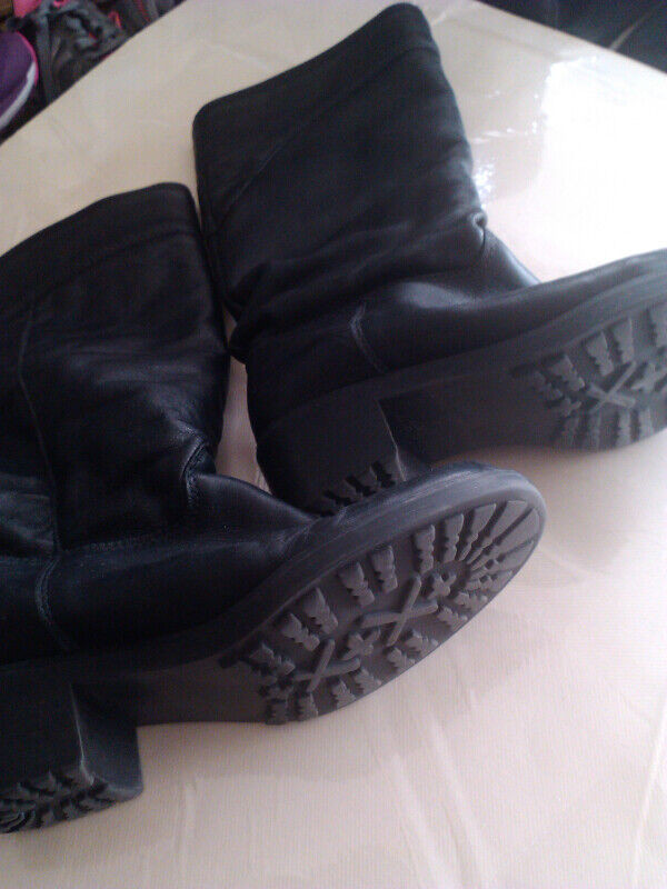 Women`s size 6.5 Winter Boots Leather black in Women's - Shoes in City of Toronto - Image 2
