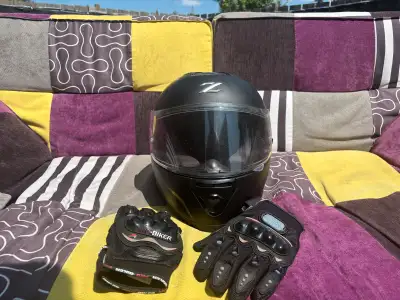 Je vends se casque de moto 40$ si vous prenez les gants ils sont 25$ si les gant ne son pas pris le...
