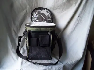 Fully insulated. Many pockets.