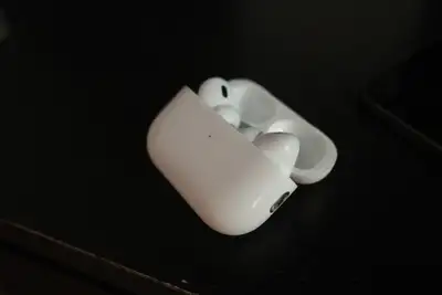 AirPods Pro 2, nettoyé et désinfecté par UV. Numéro de série DV9PH04N90 veuillez verifier qu'ils son...