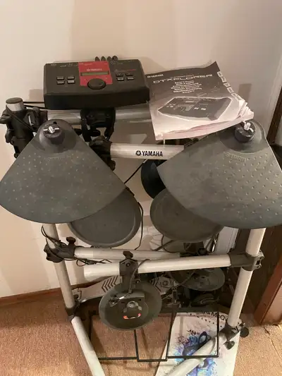 Hardly used drum kit electronic for beginners or youth, bought in 2016 , my son only used a few time...