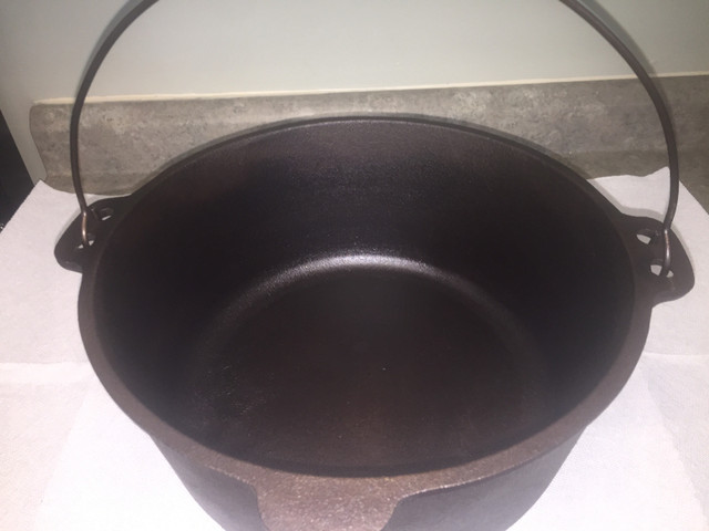 Cast Iron 12" Wenzel 1887 Dutch Oven With Feet Bail Handle Lid in Arts & Collectibles in Belleville - Image 4