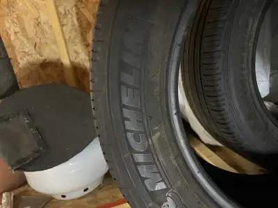 Pneus Michelin Premier 225/55 17 en très bon état utilisé une seule saison sur une Audi A4. Prix à d...