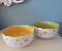 Pair of vintage Flower Power daisy small snack bowls stoneware