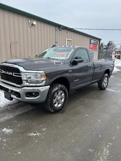 2020 Ram 2500 Gas Truck 174,xxx km Single cab 8ft box 1500lb capacity Tommy Gate Heated seats Heated...